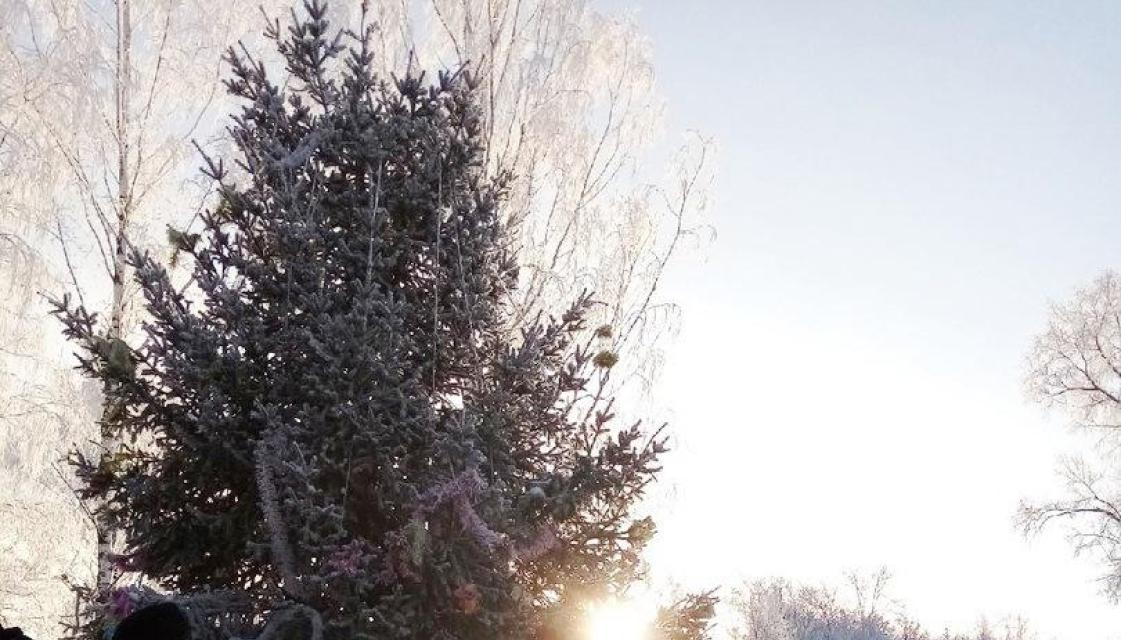 Дети играют у ДК