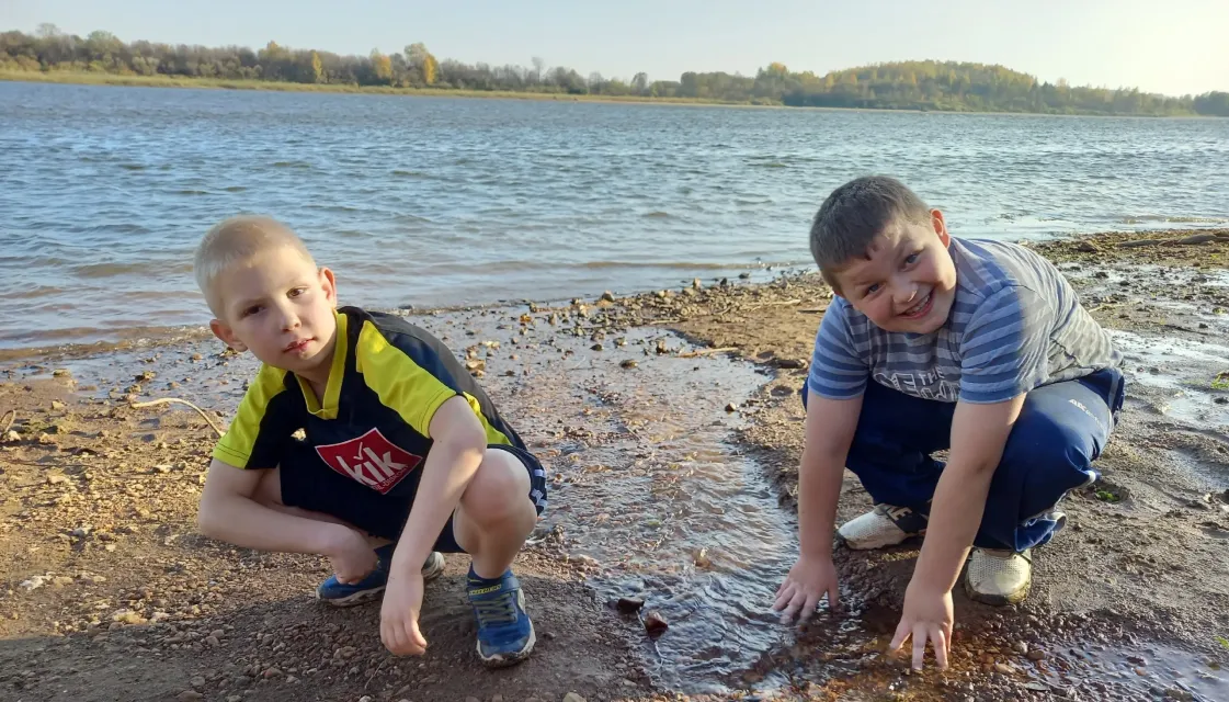 Разбросала листья осень