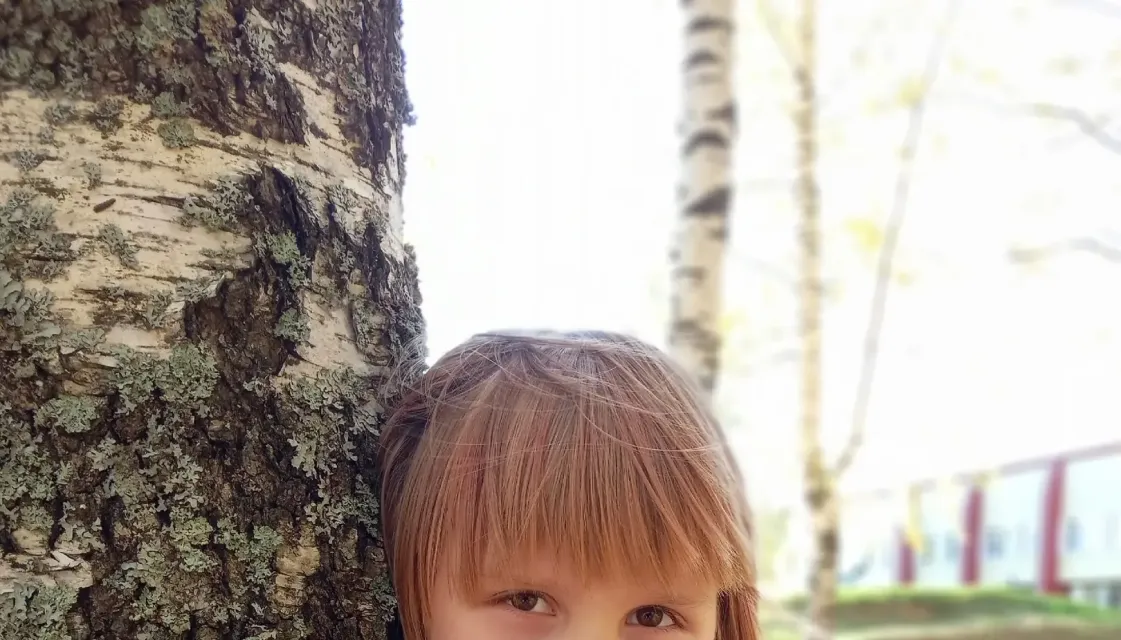 Разбросала листья осень