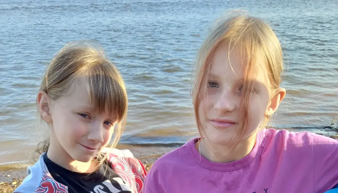 Разбросала листья осень