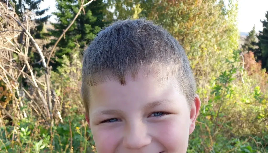 Разбросала листья осень