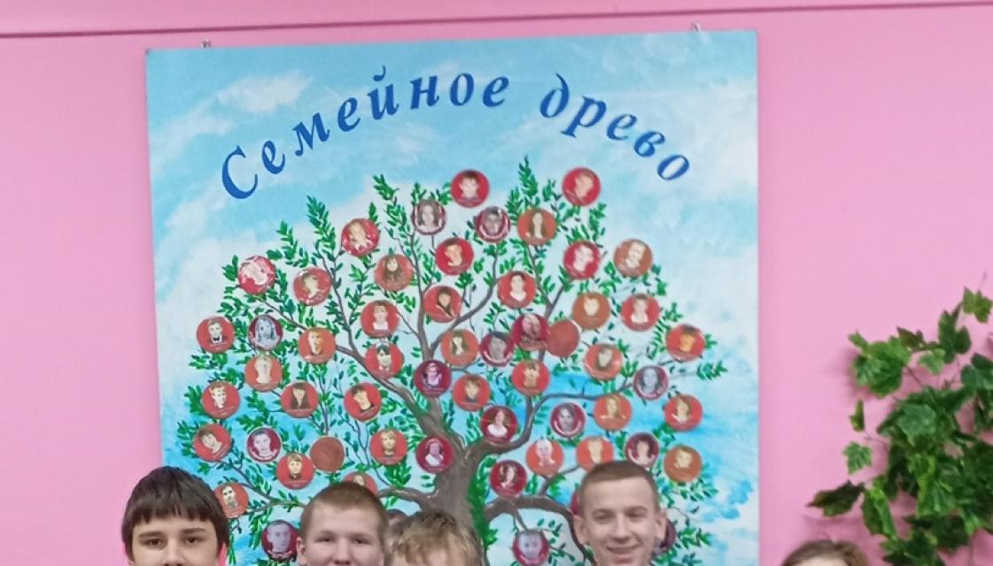 выпускники мастерят рождественский венок