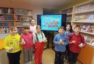 Дети мастерят зайчиков в сельской библиотеке