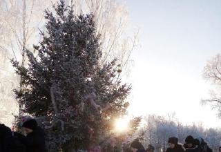 Дети играют у ДК