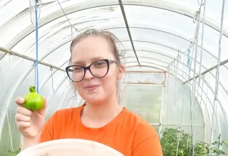 Землю красит солнце, а человека - труд