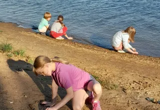 Разбросала листья осень