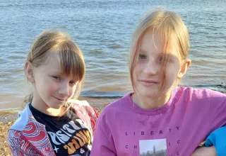 Разбросала листья осень