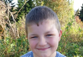 Разбросала листья осень